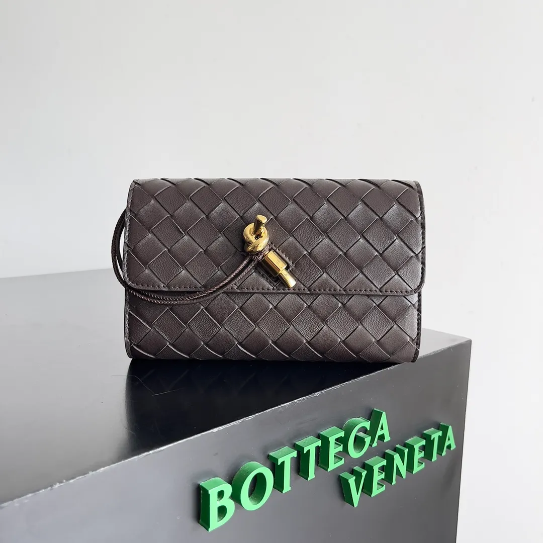 Batch 1160 BV Andiamo clutch wallet is super high-end🤎🤎How come the long clutch bag is so exquisite~ The braided style bag surface paired with all-copper hardware is really warm and high-end. The bag body is super light and can be grabbed easily! It can store a lot of small items and large mobile phones ~ very practical for daily use. Style number: 741504 Size: 19*11.5*3